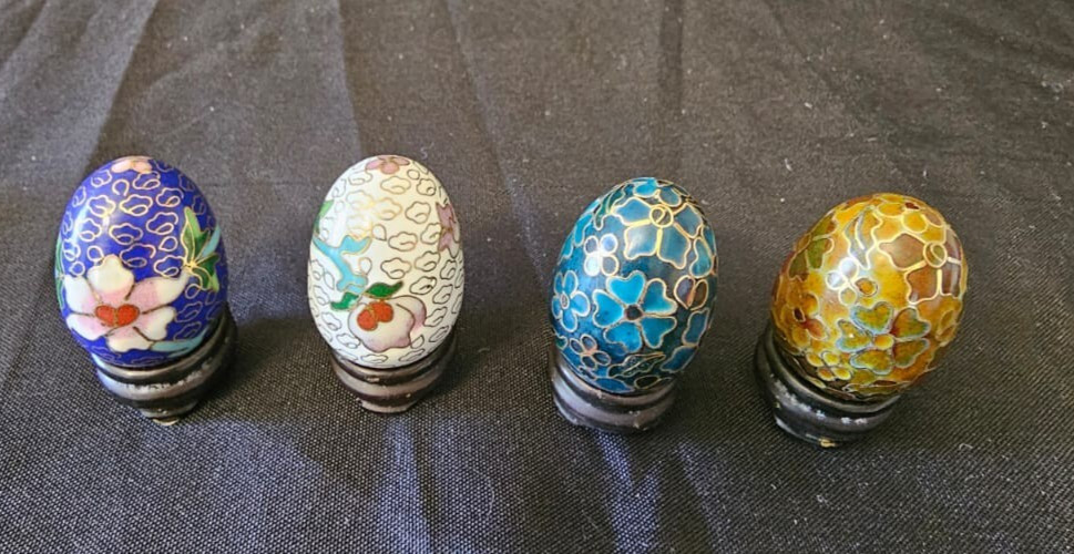 4 Vtg Chinese Small 1.5″ Cloisonne Multicolor Eggs Floral & Gold accents w/Stand