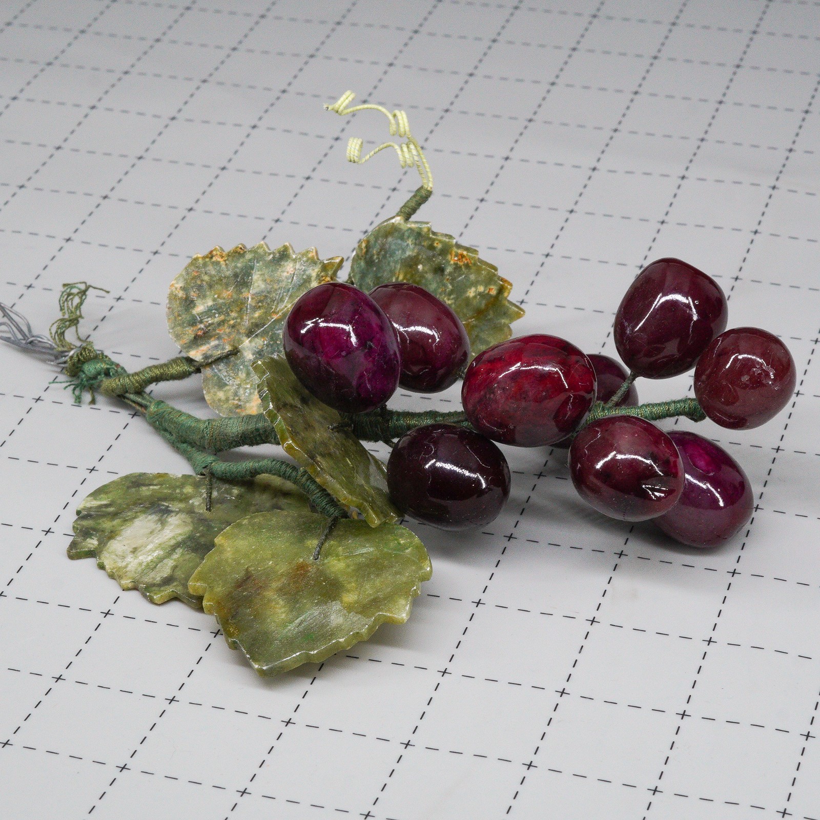 Vtg 5″ Jade Nephrite Celadon Stone Green & purple Grape Cluster w/ leaves 0.5lb