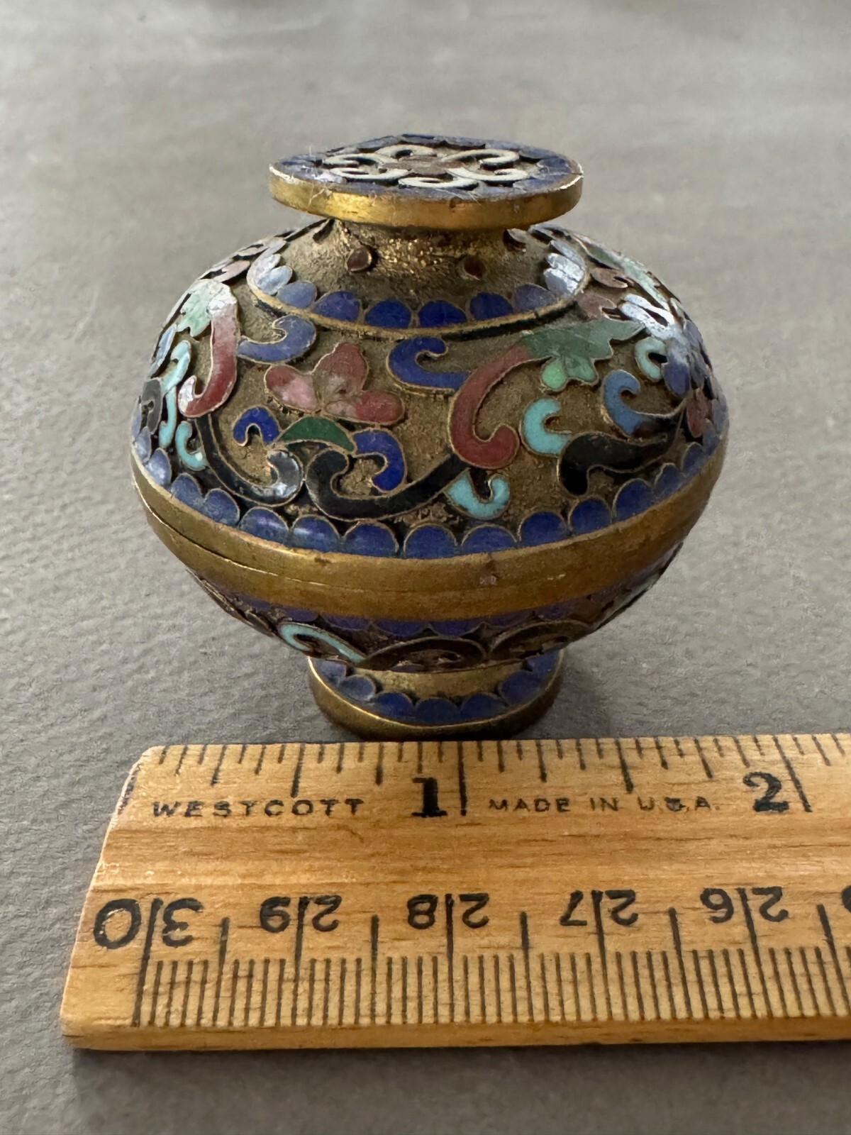 MINATURE ASIAN BLUE FLOWER SCROLL ORNATE ENAMEL CLOISONNE TRINKET PILL BOX W/LID