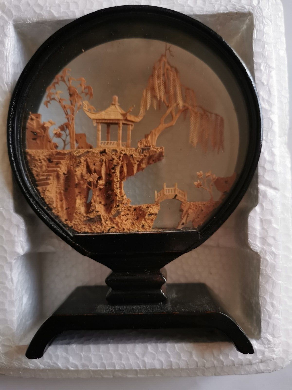Vintage 软木雕 in a glass 底座， Vintage Cork Pictures Made in Fujian China in ~1980,