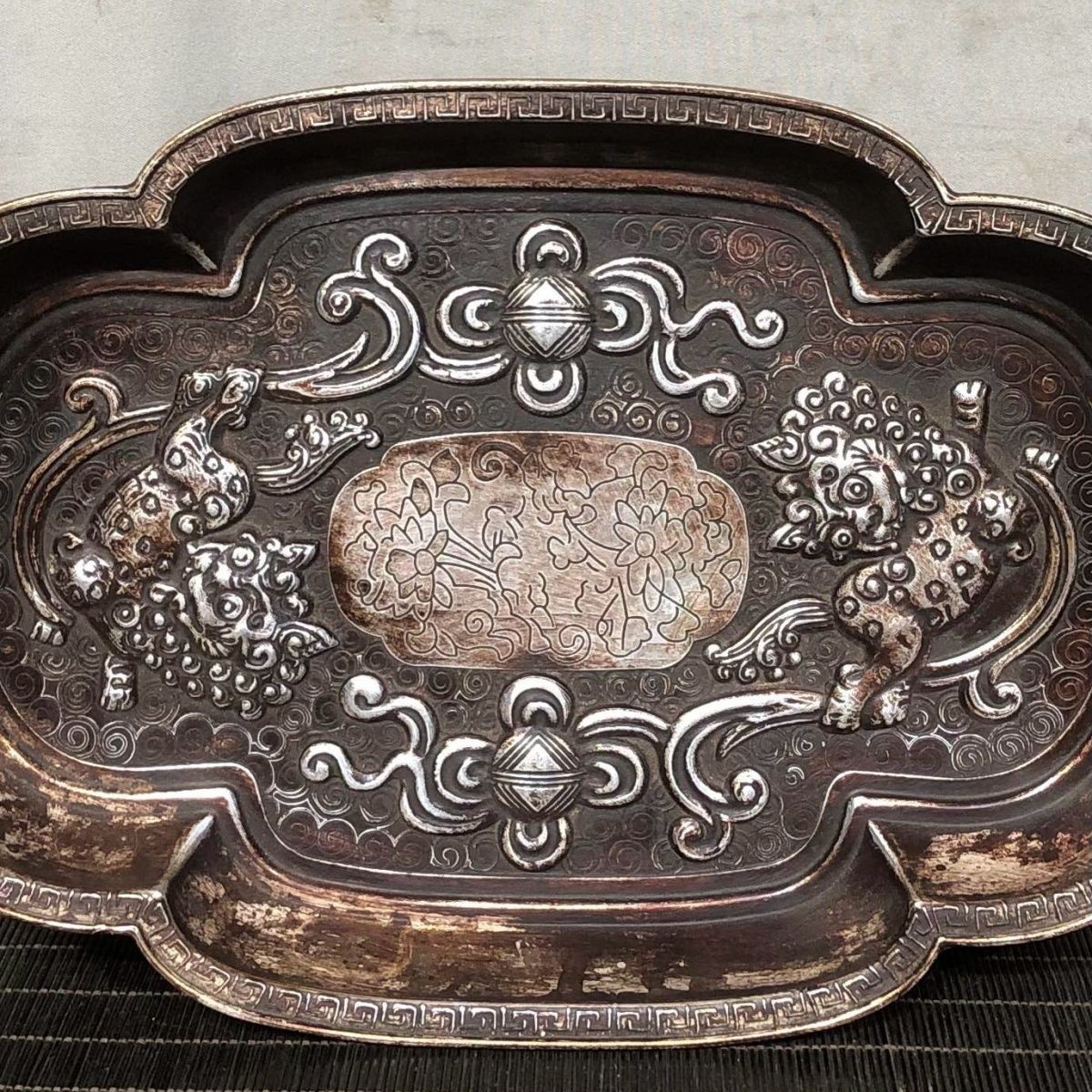 White Copper Lion Plate Vintage Antique “Everything Goes Well” Craft Decor