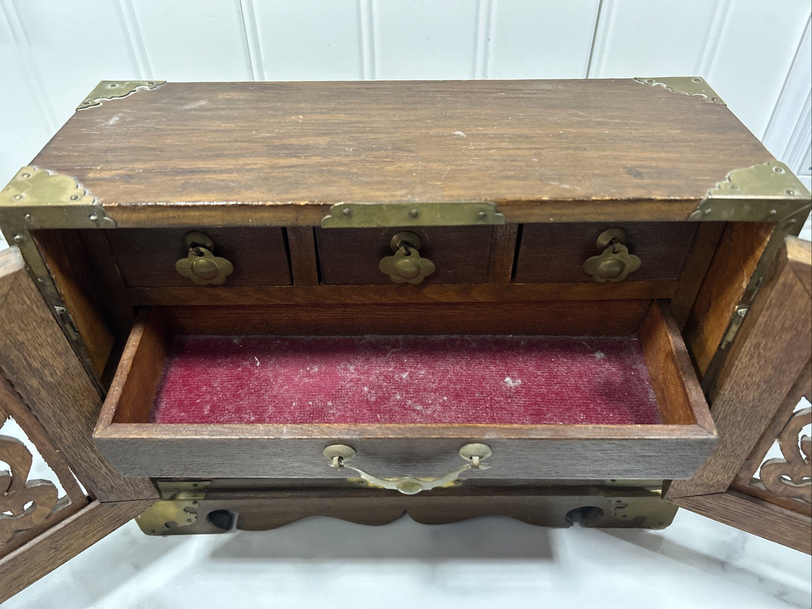 VTG CHINESE ASIAN WOOD & BRASS JEWELRY BOX CHEST 2 TURTLE WOOD DOORS & 6 DRAWERS