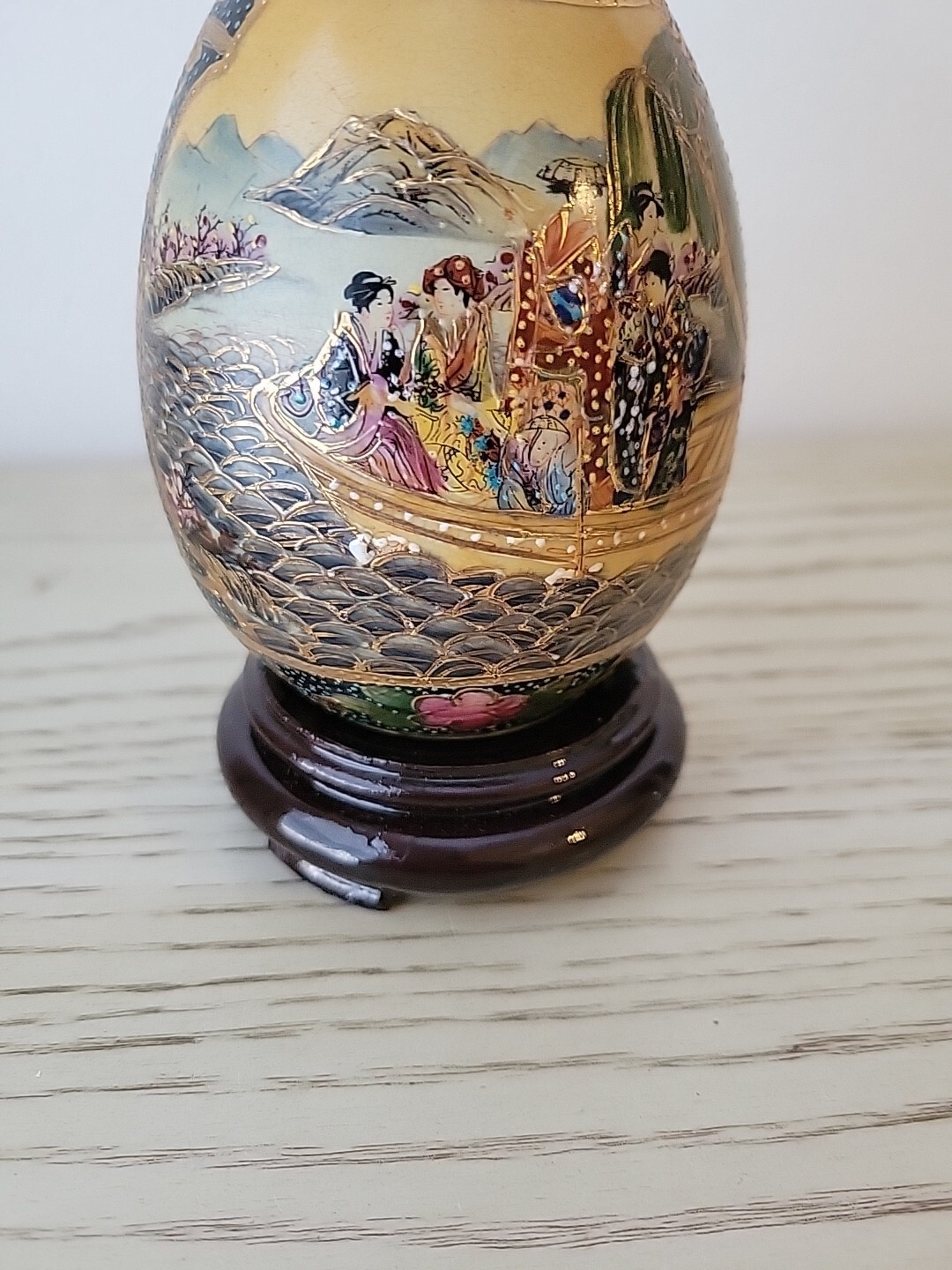 Vintage Chinese Satsuma Hand Painted Porcelain Egg with Geishas 4.5″ Gilt Paint