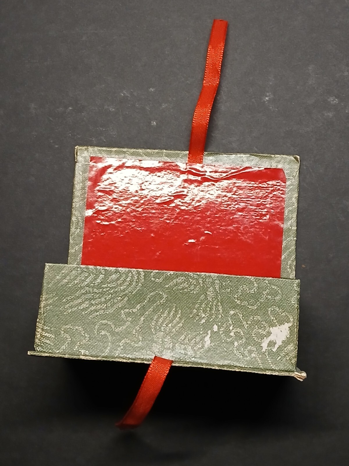 CHINESE GOLD METAL BIRDS ON GREEN LEAVES ATTACHED TO SPRINGS IN BOX