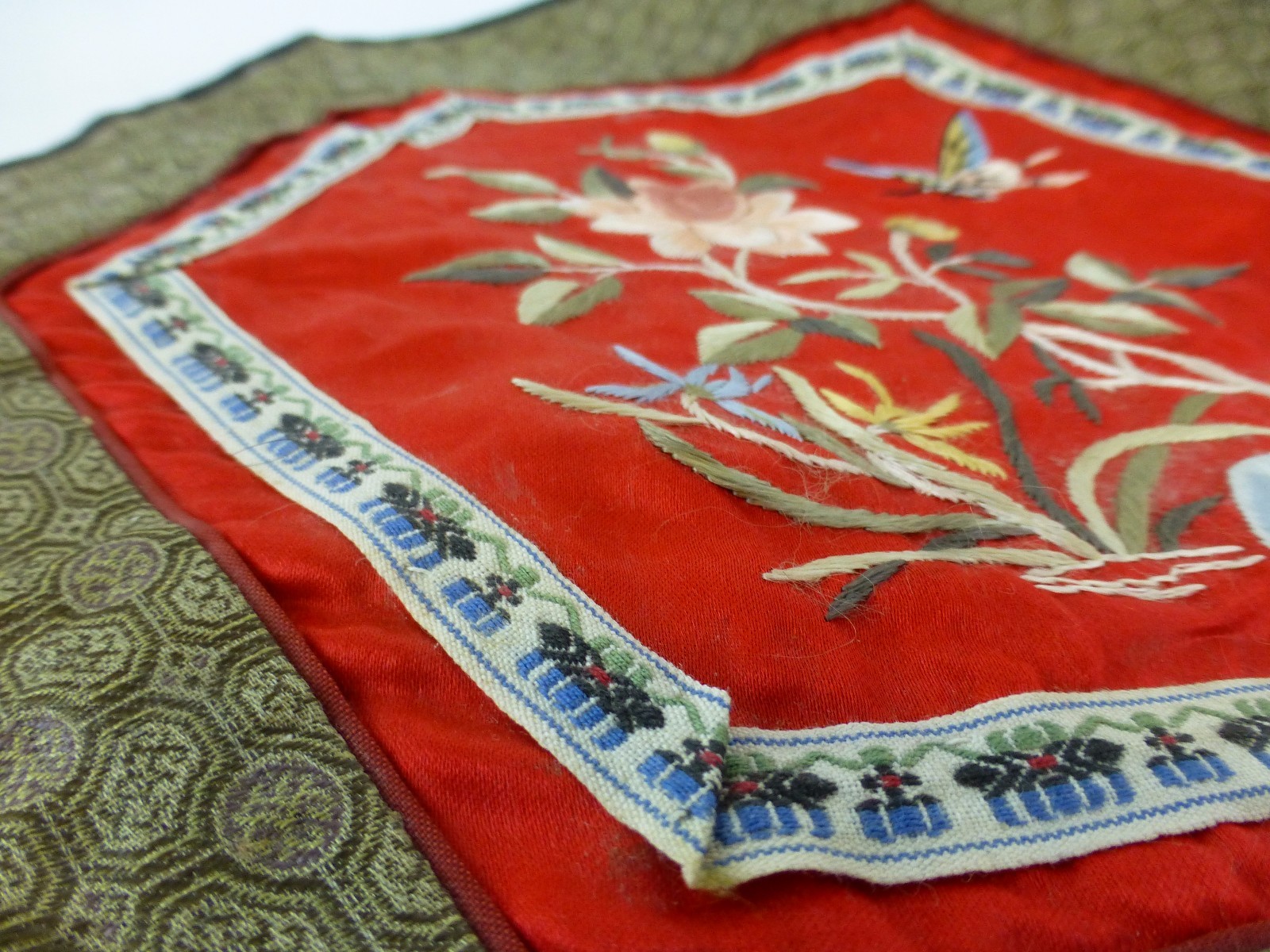 Vintage /Antique Chinese Embroidery unframed textile [Y8-W7-A8]
