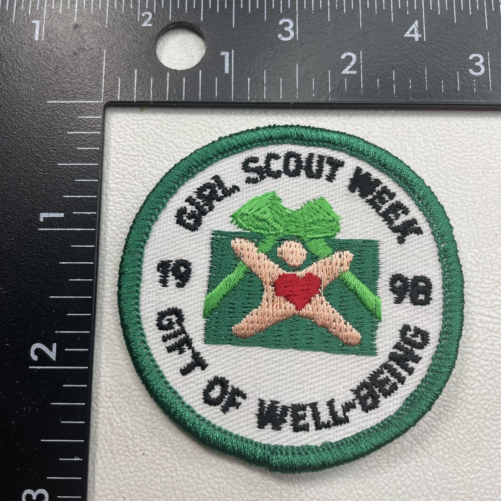 1998 GIRL SCOUT WEEK GIFT OF WELL BEING Patch 29F2