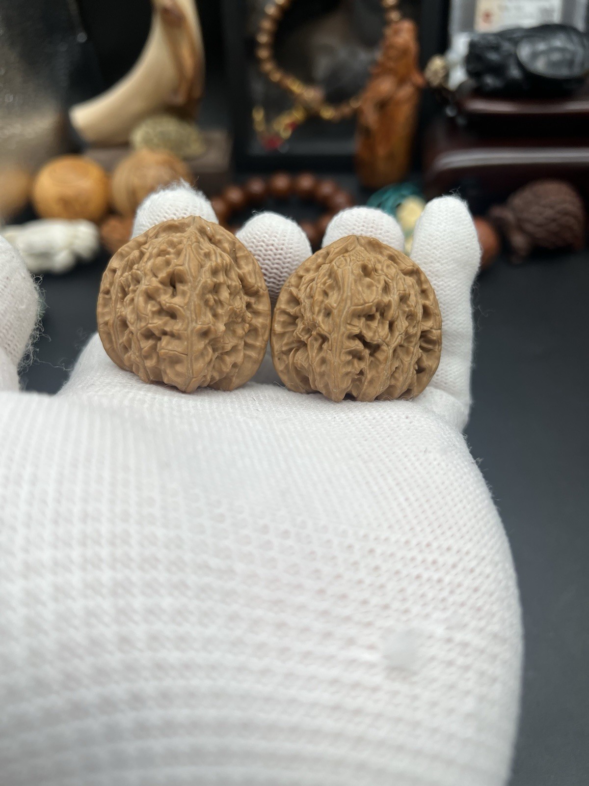 Pair of Match Chinese Health Walnut 38×39.×36mm 精配文玩核桃 ～白狮子狮子头
