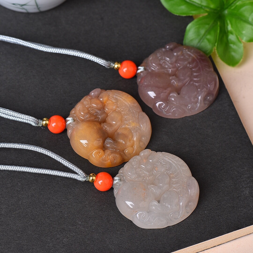 China Jade Hand Carving Animal Pixiu Play Ball Wealth Pendant金丝玉
