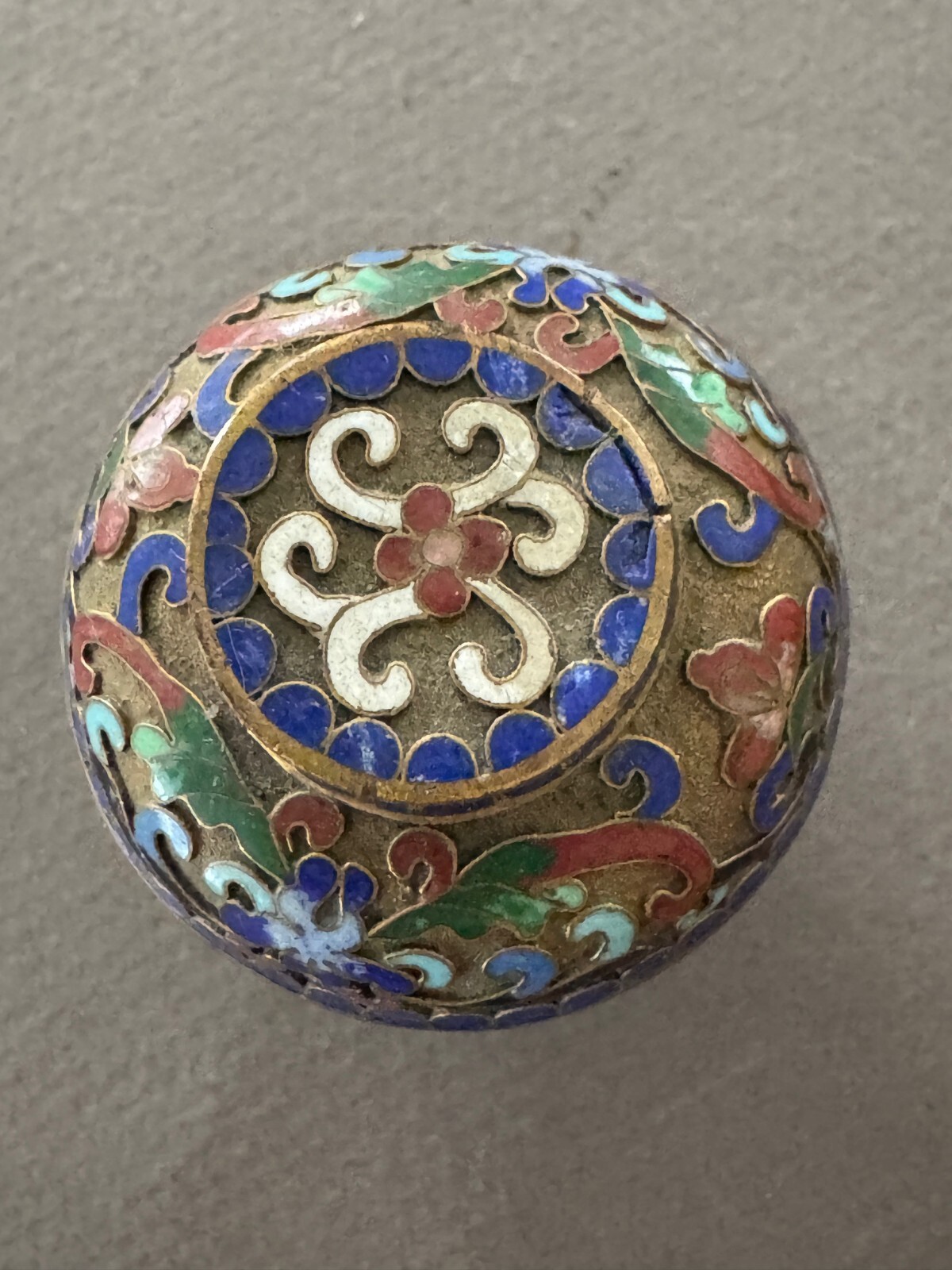 MINATURE ASIAN BLUE FLOWER SCROLL ORNATE ENAMEL CLOISONNE TRINKET PILL BOX W/LID