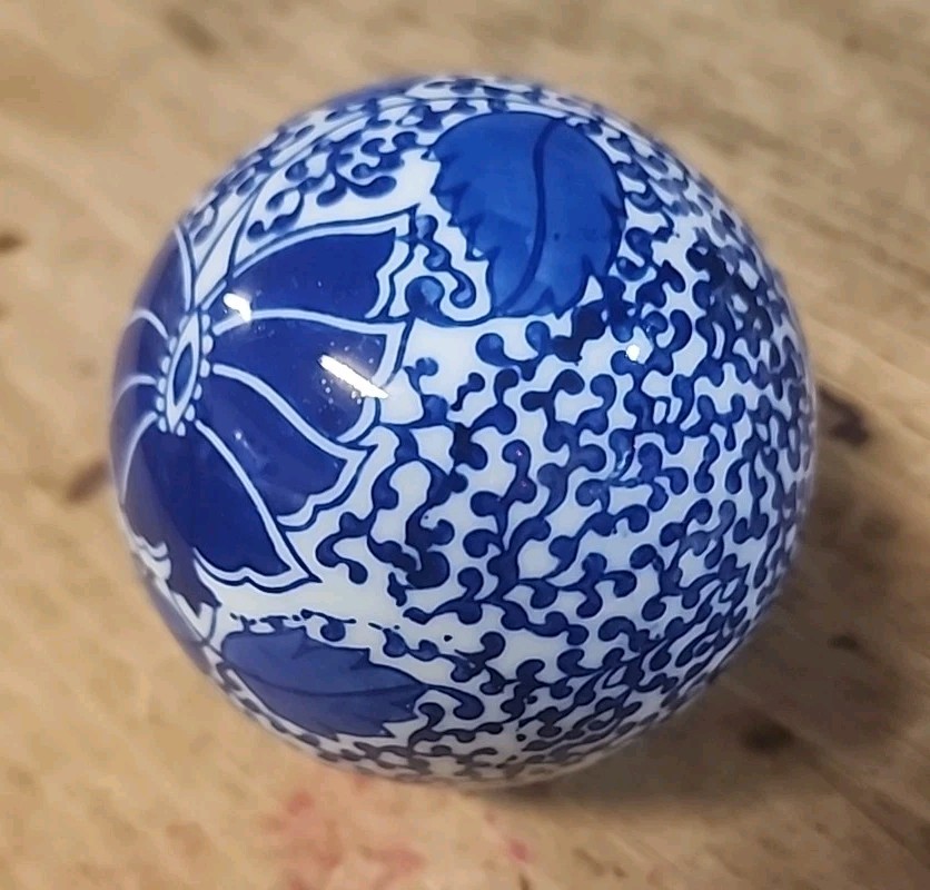 VINTAGE BLUE AND WHITE ASIAN Peacock DESIGN 3.25″ BALL DECOR