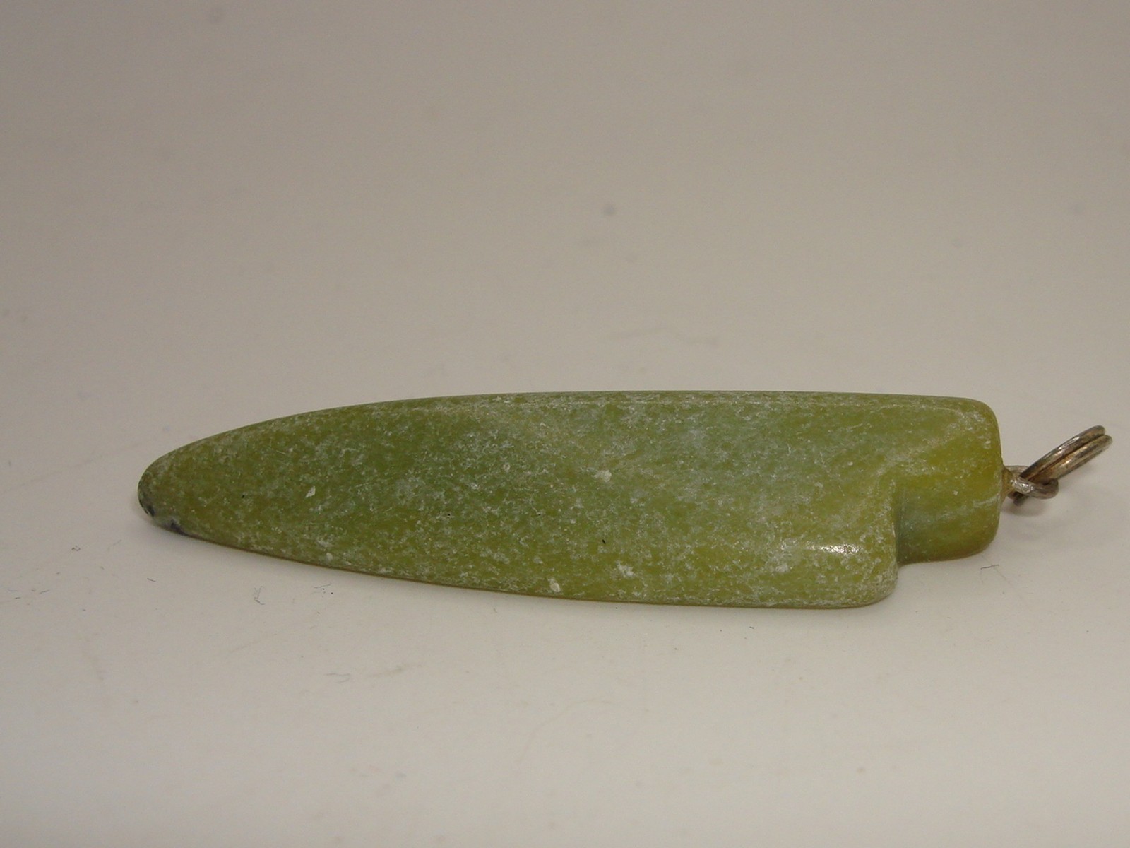 VINTAGE CARVED GREEN JADE ARROWHEAD PENDANT! ESTATE FIND!