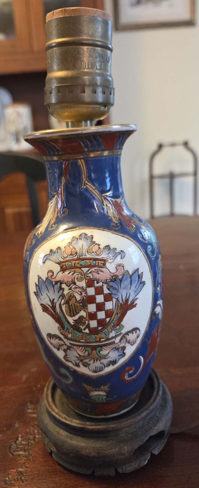 Vintage 9 1/2″ Tall Chinese Armorial Table Lamp, Blue Chinoiserie Lighting