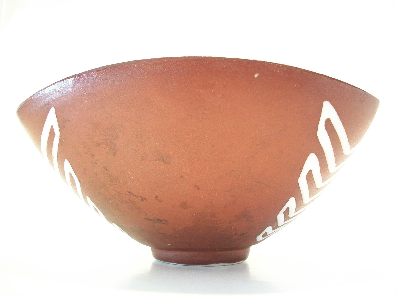 Yixing Zisha Glazed Ceramic Bowl – Hand Painted Chevron Design – 20th Century