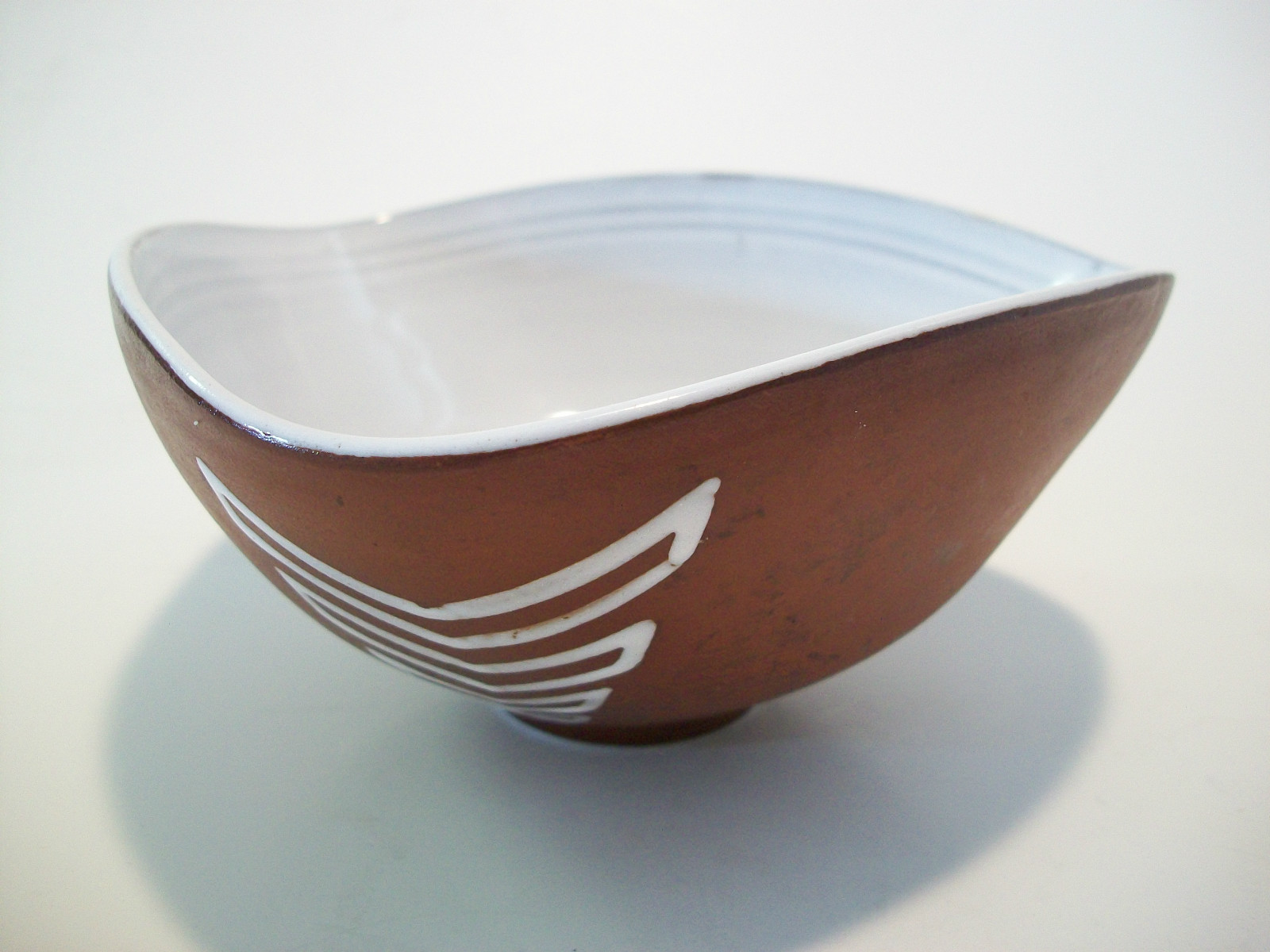 Yixing Zisha Glazed Ceramic Bowl – Hand Painted Chevron Design – 20th Century