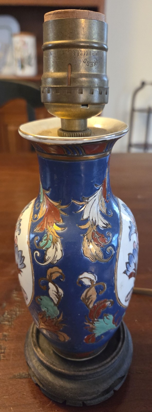 Vintage 9 1/2″ Tall Chinese Armorial Table Lamp, Blue Chinoiserie Lighting