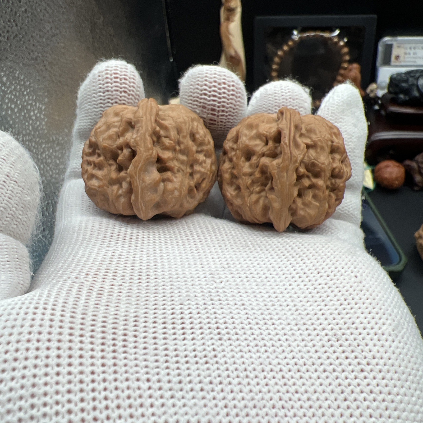 Pair of Match Chinese Health Walnut 36×38.5×35.5mm 精配文玩核桃～全品红皮野狼