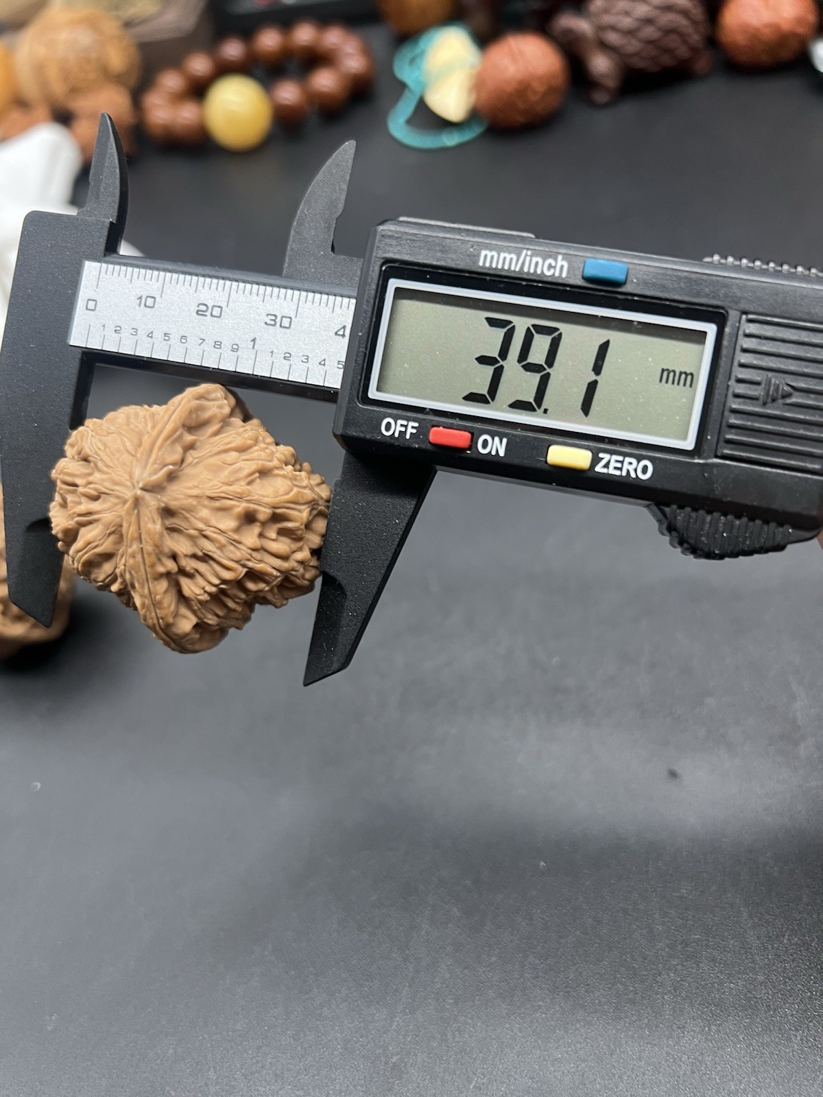 Pair of Match Chinese Health Walnut 38×39.×36mm 精配文玩核桃 ～白狮子狮子头