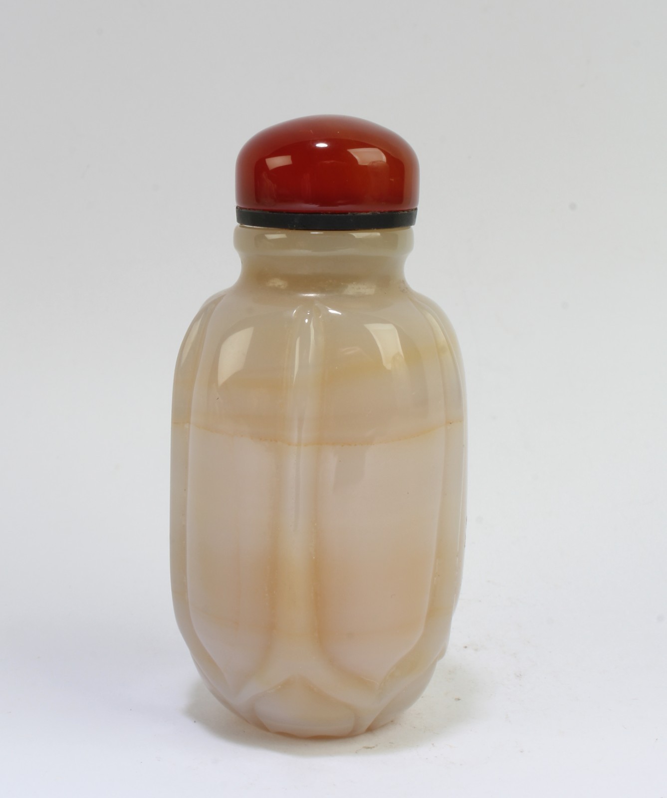 A Chinese Cameo Carved Agate Snuff Bottle
