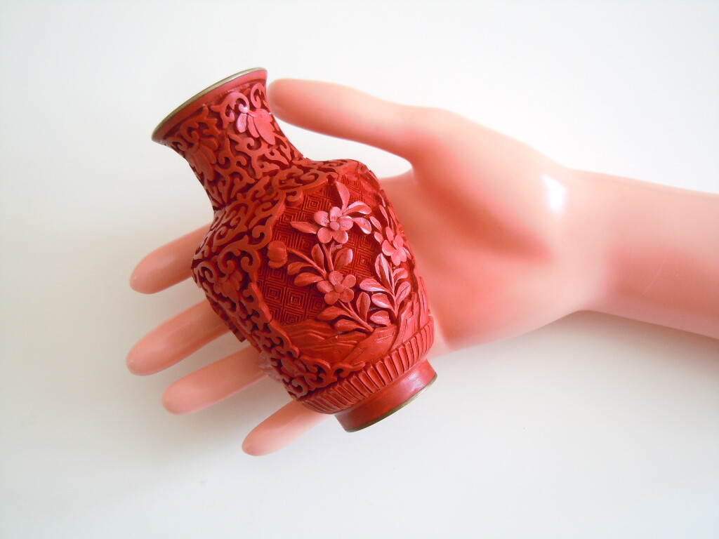 Red Lacquered Carved Vase Asiatika China Small 113.9 G / 10.5 X 6.0 Cm