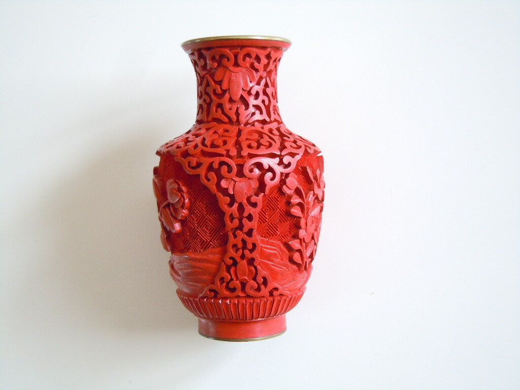 Red Lacquered Carved Vase Asiatika China Small 113.9 G / 10.5 X 6.0 Cm