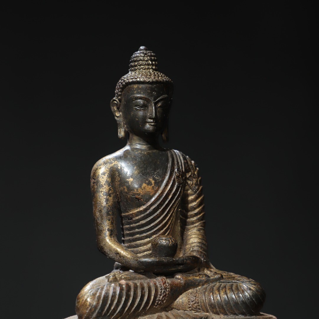 Bronze and gold sculpture of Shakyamuni Buddha statue