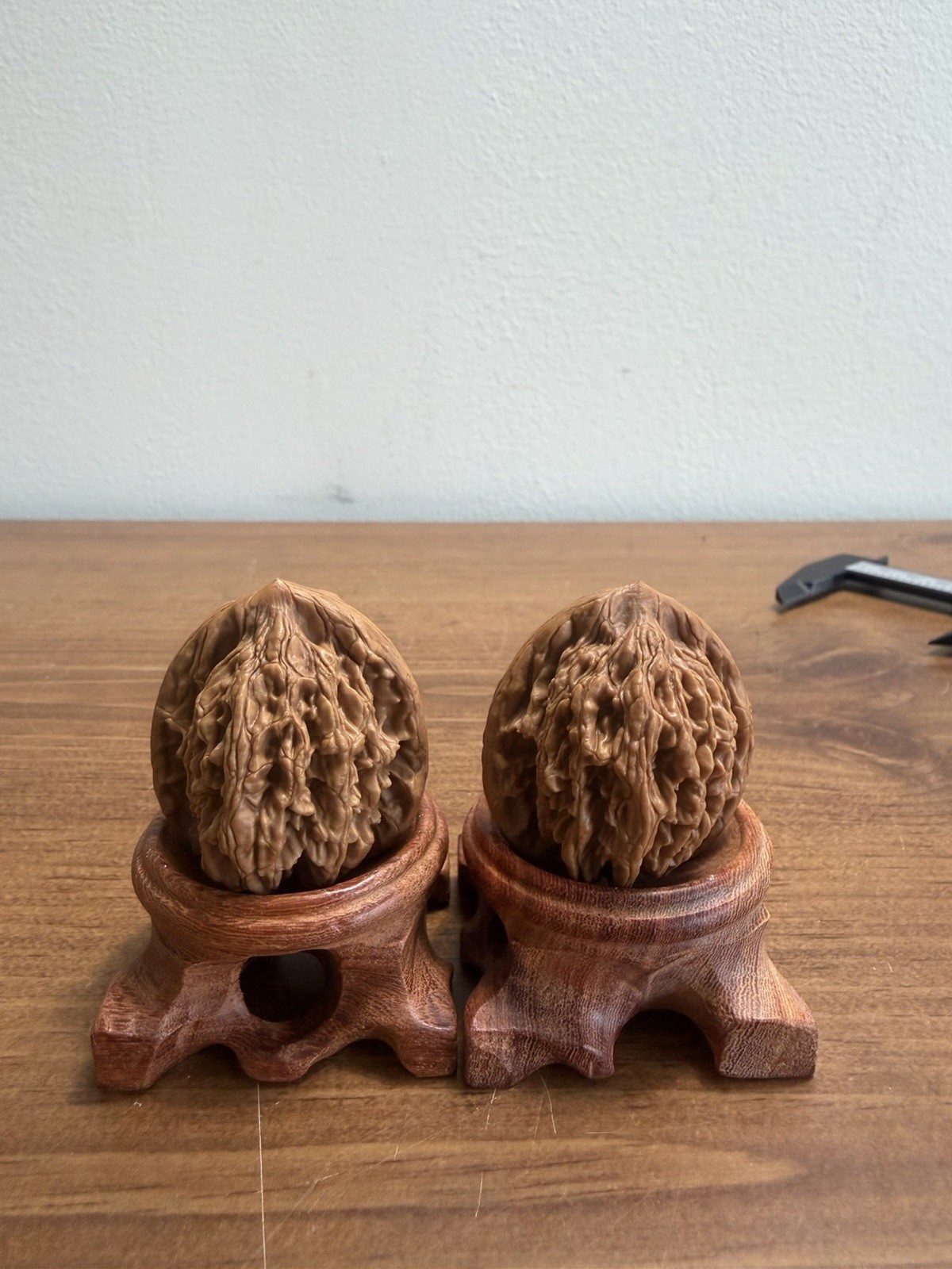 Pair of Match Chinese Health Walnut 精品老树高装麦穗虎头文玩核桃 40x36x34 已打底 配底座手套和刷子