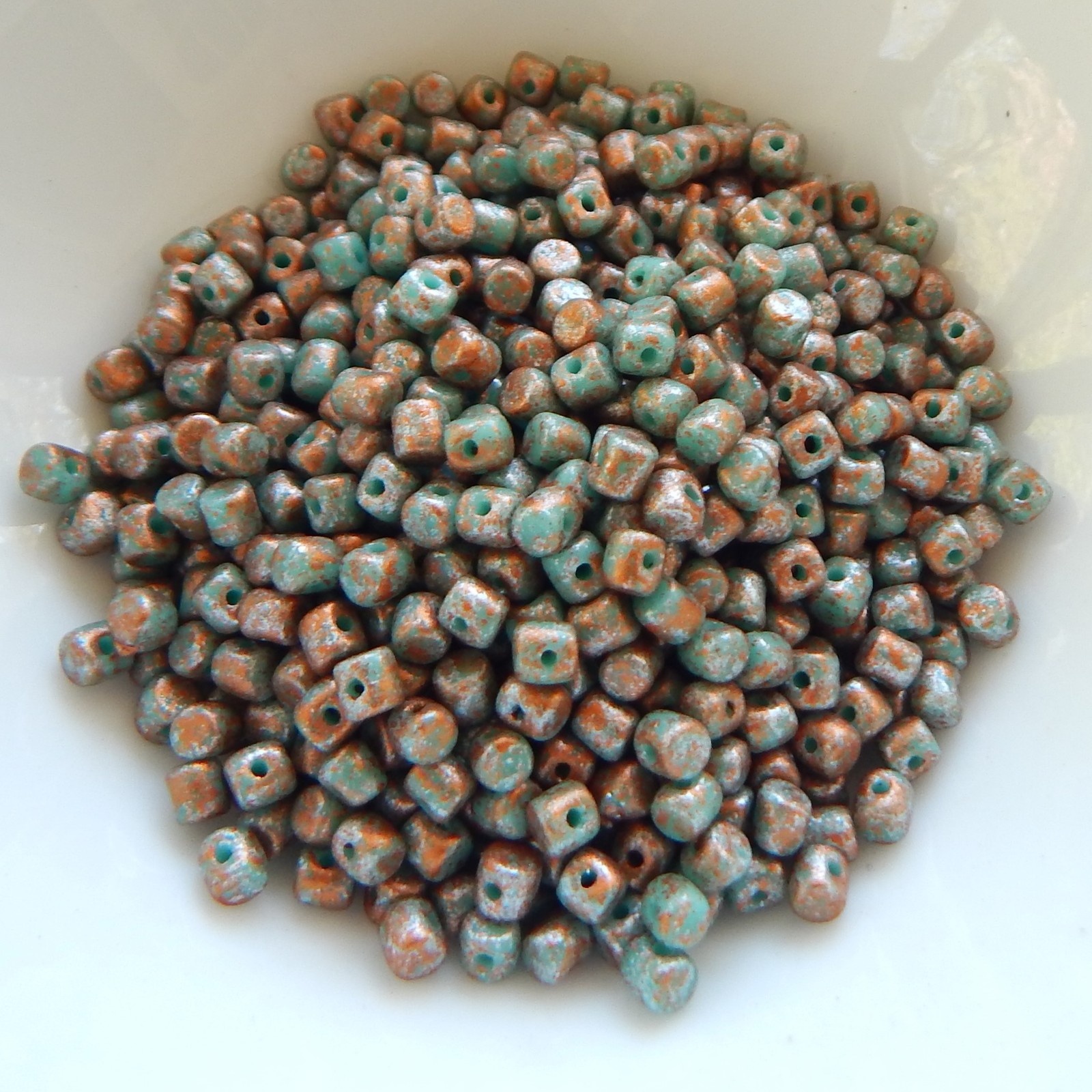 Minos Par Puca® 5 grams – Opaque Green Turquoise Tweedy – 2.5x3mm Cylinder
