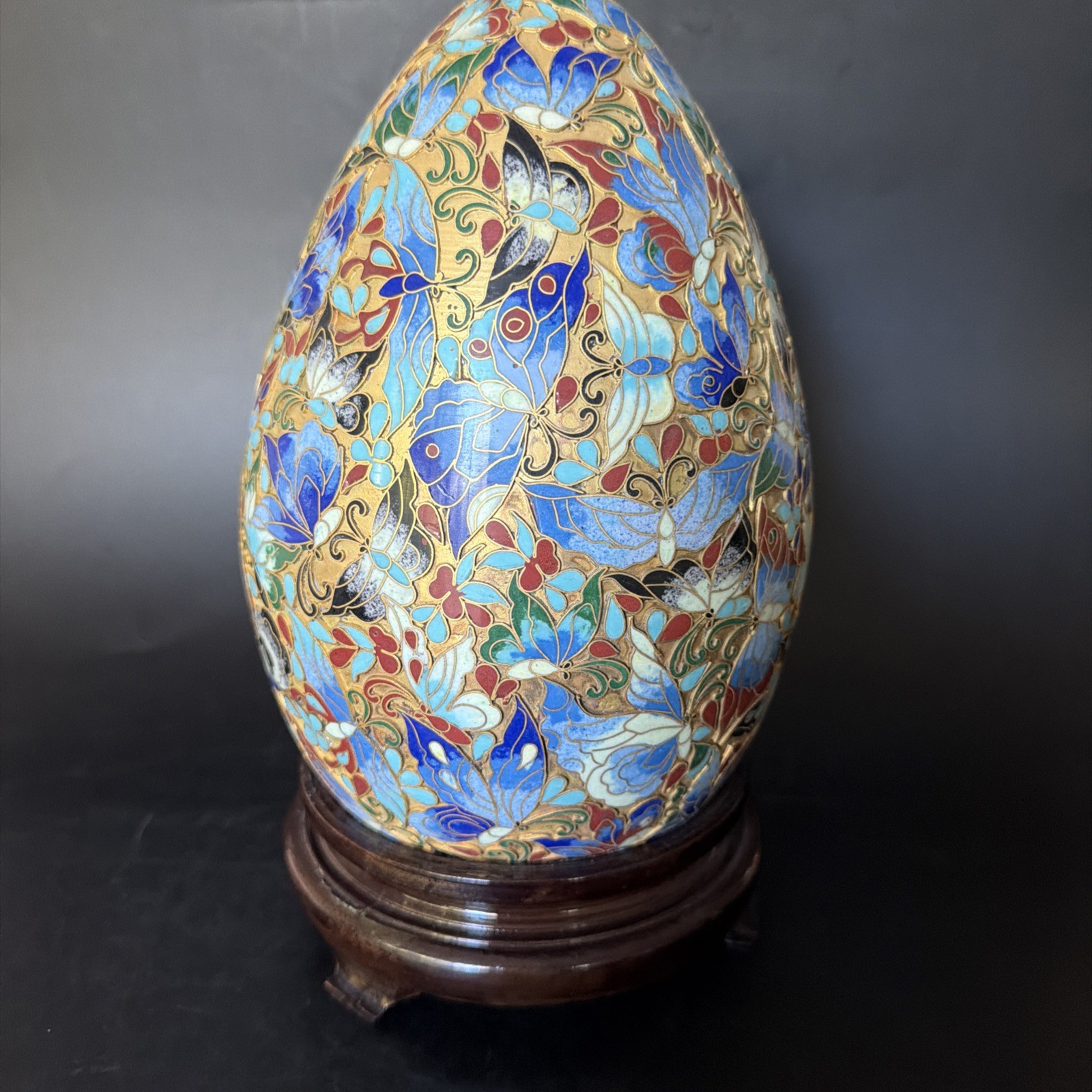 Large Chinese Cloisonné Egg Butterflies Floral Motif On Carved Wood Stand 11.5”