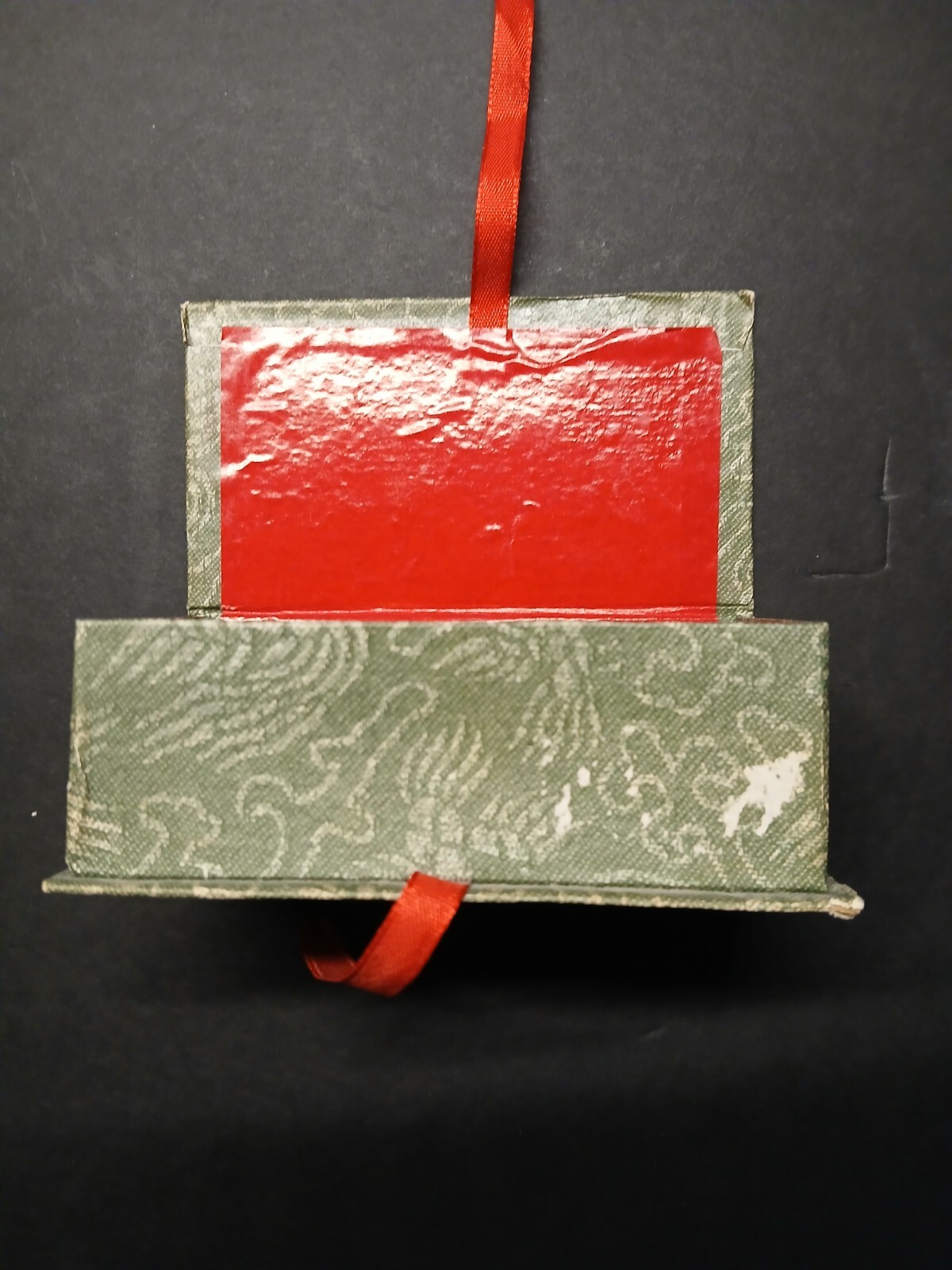 CHINESE GOLD METAL BIRDS ON GREEN LEAVES ATTACHED TO SPRINGS IN BOX