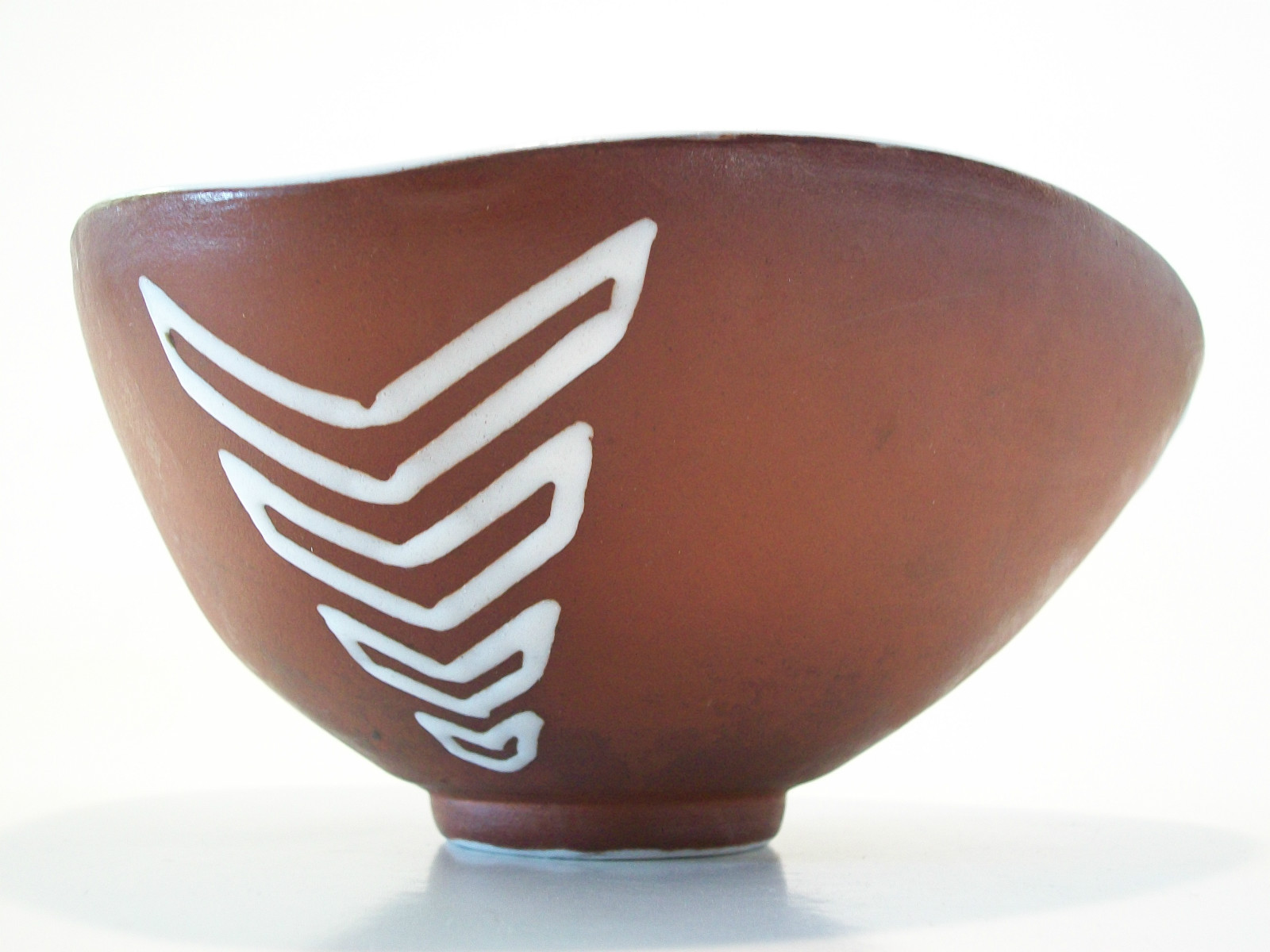 Yixing Zisha Glazed Ceramic Bowl – Hand Painted Chevron Design – 20th Century