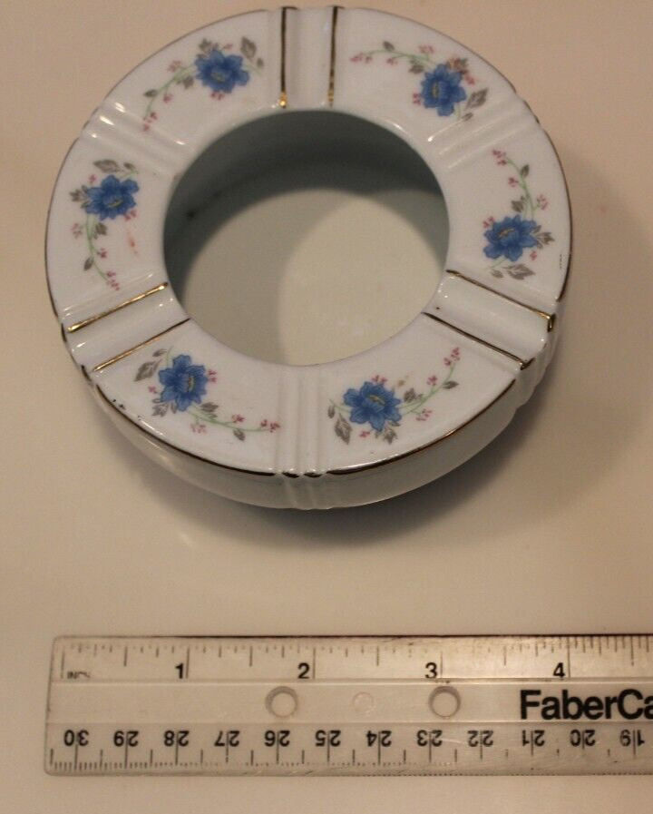 VINTAGE CHINESE PORCELAIN ASHTRAY WHITE WITH GOLD TRIM AND BLUE FLOWERS