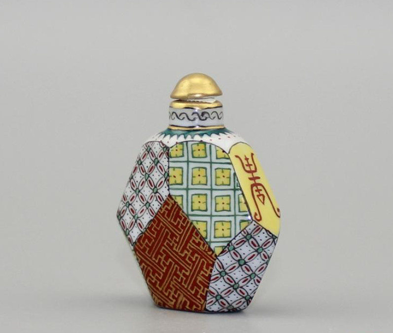 Good China Porcelain Hand Painted Depict Gold Famille Rose Geometry Snuff Bottle