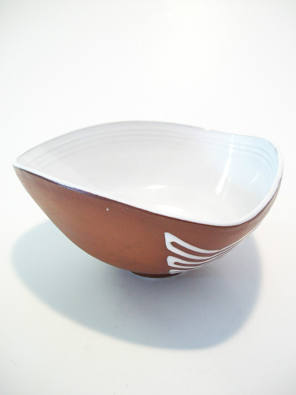 Yixing Zisha Glazed Ceramic Bowl – Hand Painted Chevron Design – 20th Century