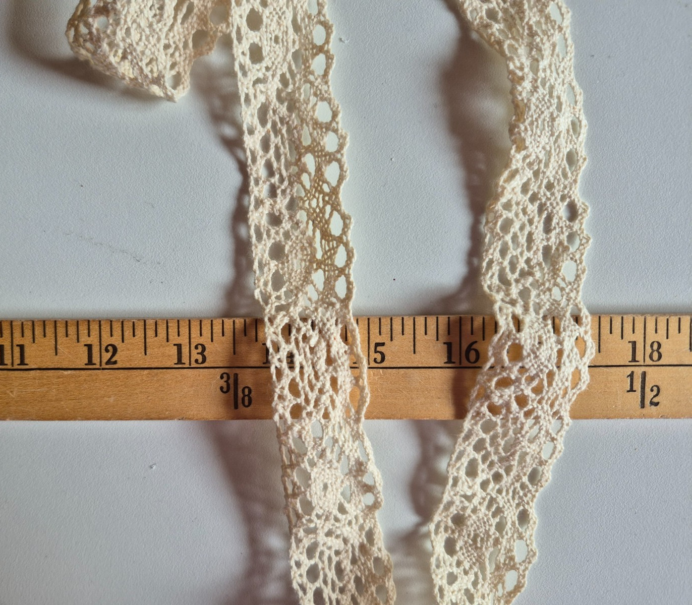 CREAM CLUNY LACE FLAT SCALLOPED TRIM 1 1/8 INCHES WIDE 3.25 YARDS