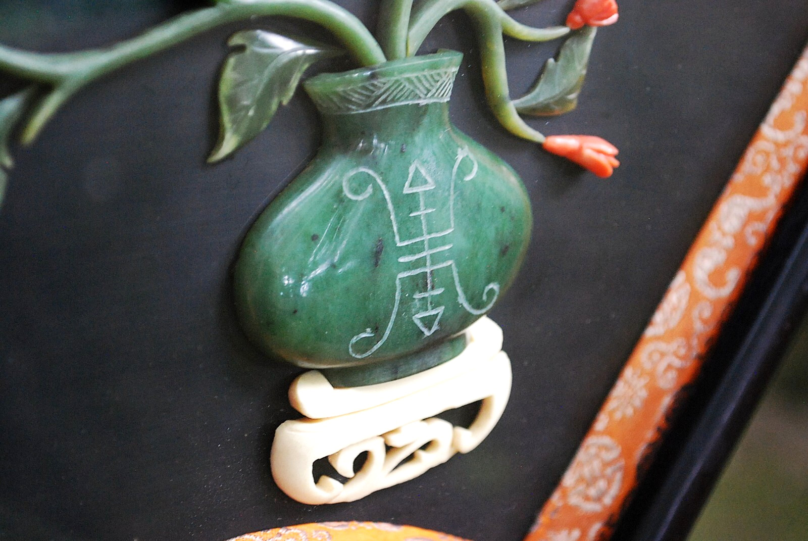 Vtg 17″ Chinese JADE & CORAL Wall Art Flowers/Vase FAN SHADOW BOX FRAME W Glass