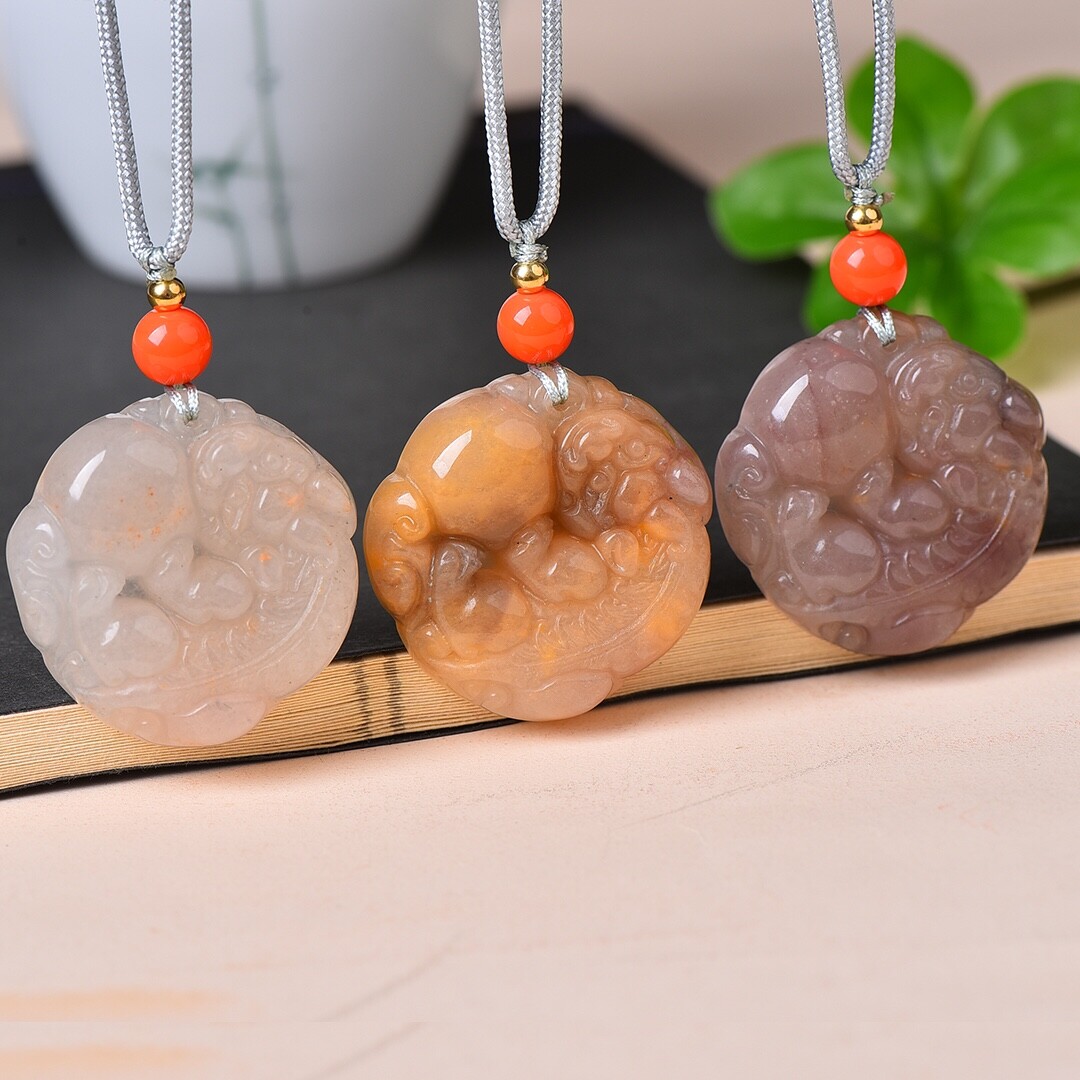 China Jade Hand Carving Animal Pixiu Play Ball Wealth Pendant金丝玉