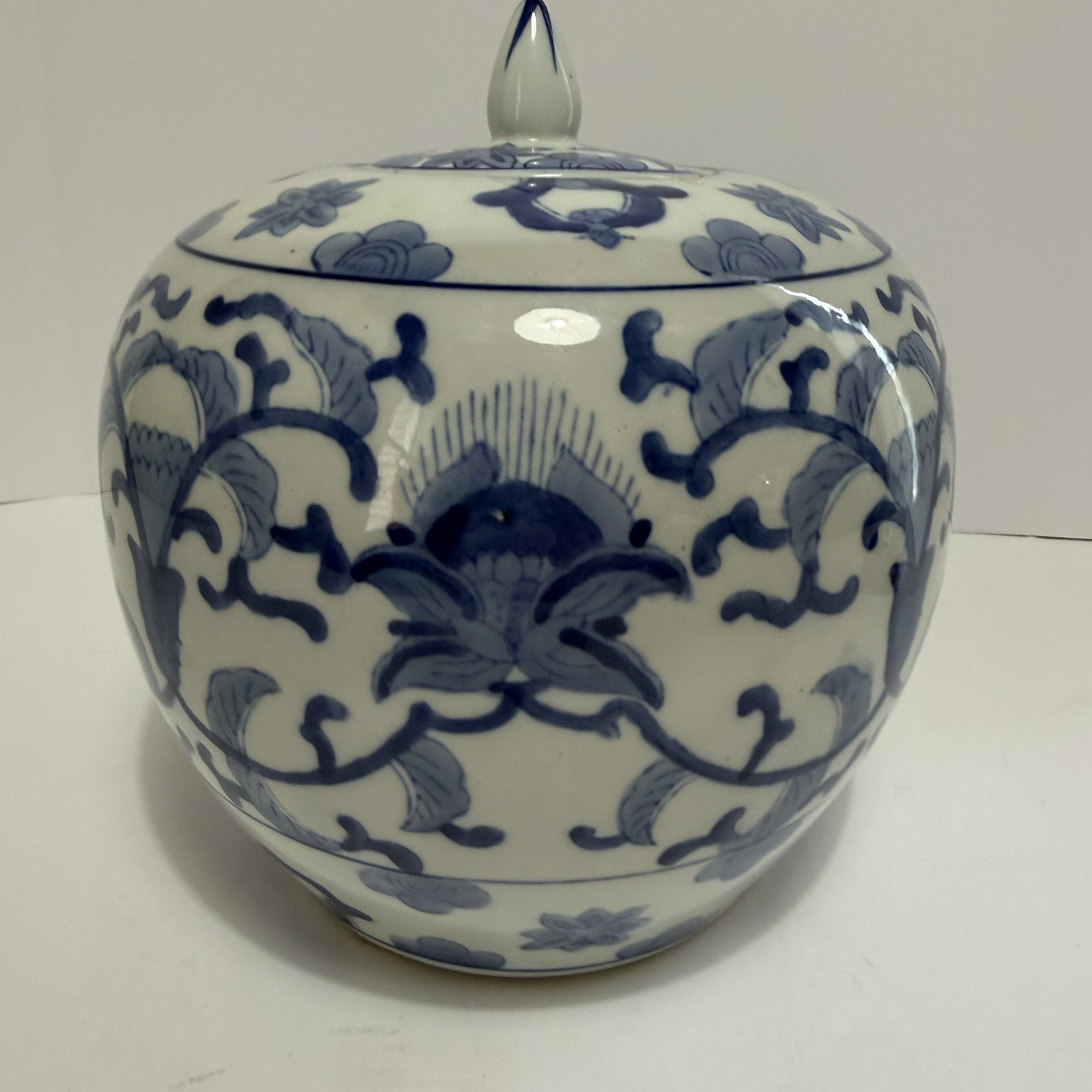 Vintage Chinese Oriental Blue&White Porcelain Floral Scroll Ginger Jar W/ Lid