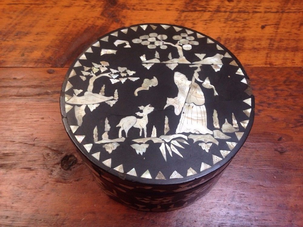 Vintage Antique Chinese Mother of Pearl Inlay Black Lacquer Wooden Round Box 7″