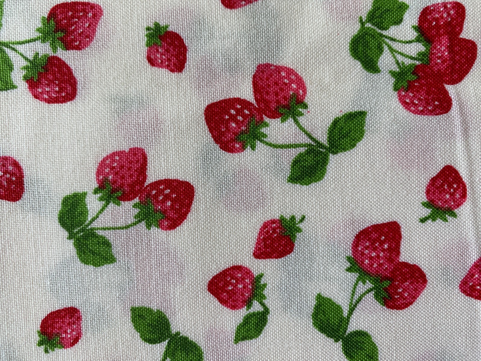 COSMO TEXTILE FABRIC~Cream Red Green~BRIGHT STRAWBERRY BUNCH TOSS~Stem Leaves~