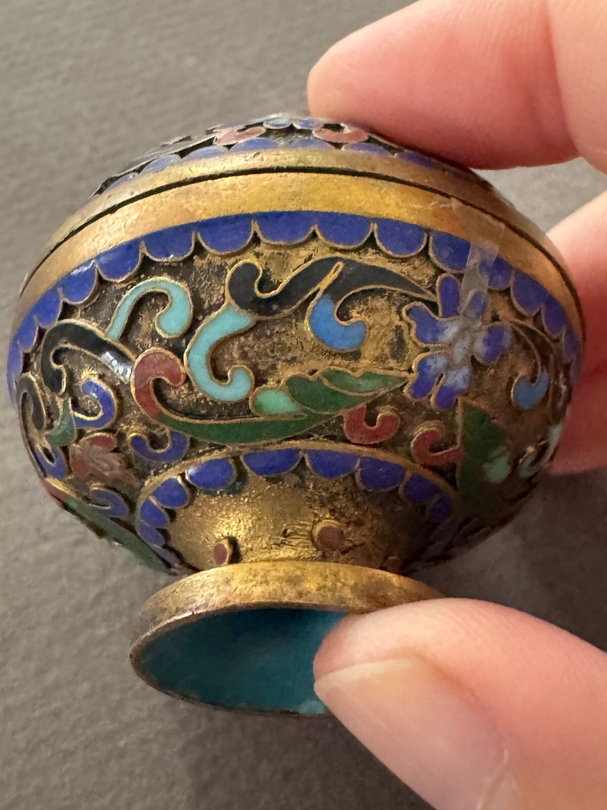 MINATURE ASIAN BLUE FLOWER SCROLL ORNATE ENAMEL CLOISONNE TRINKET PILL BOX W/LID