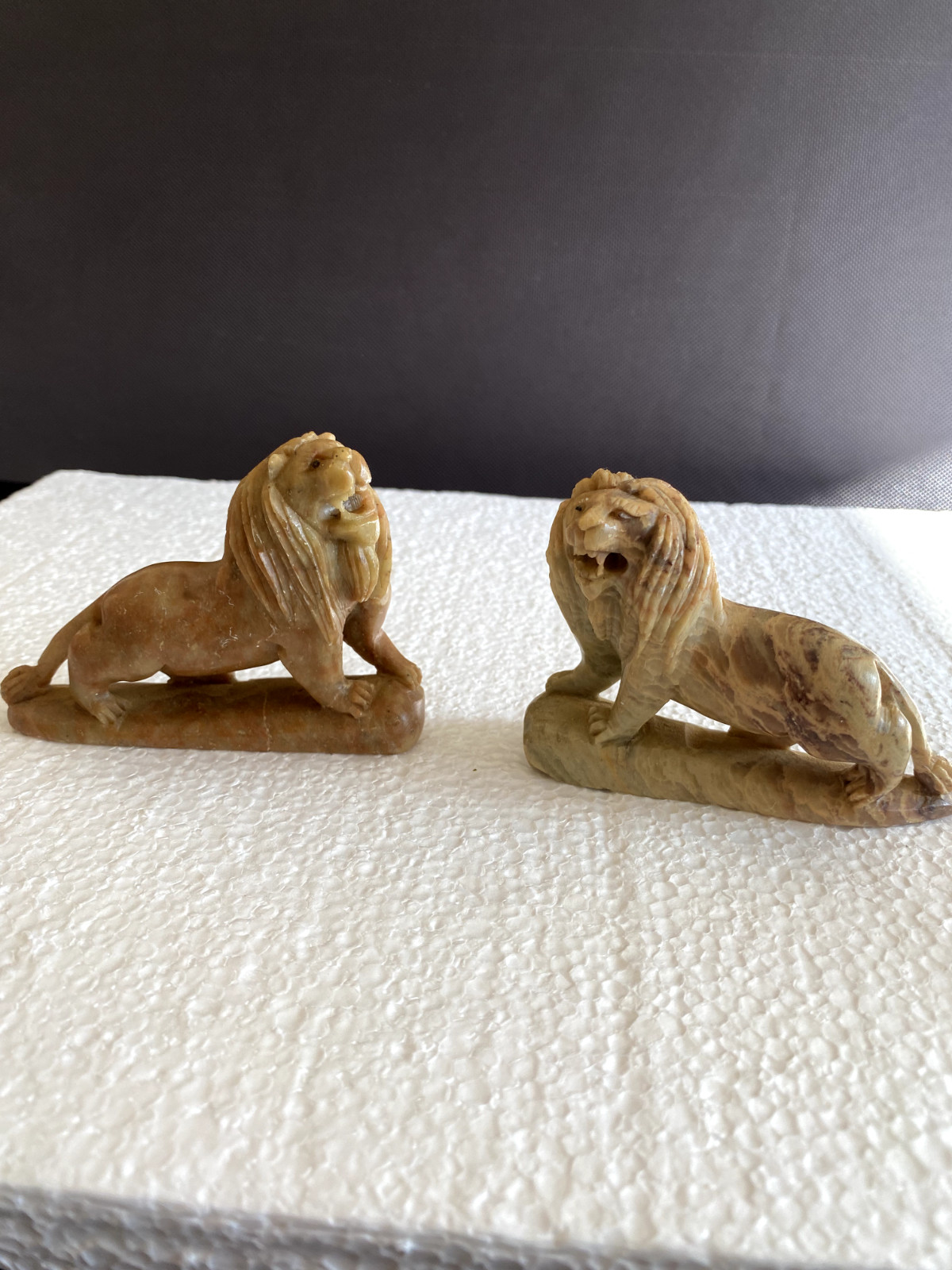 Vintage – A pair of carved Chinese stone lion statues