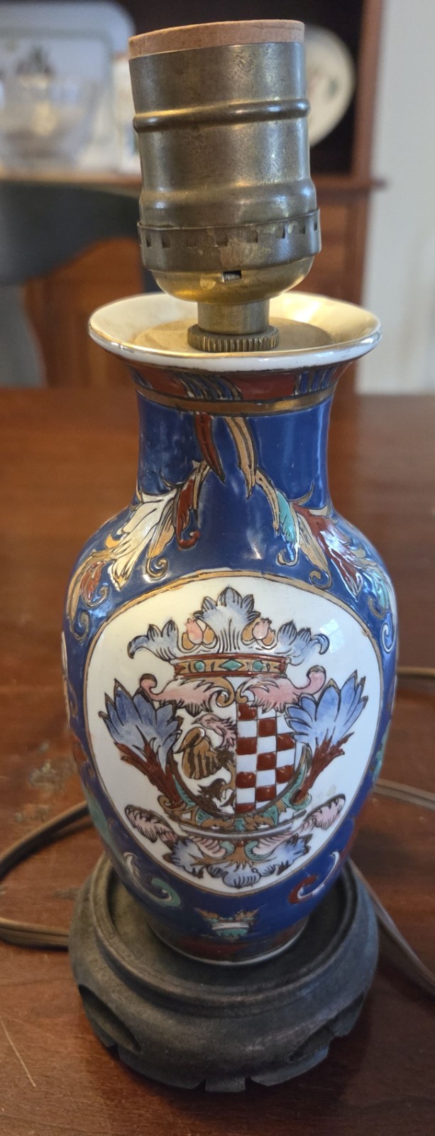 Vintage 9 1/2″ Tall Chinese Armorial Table Lamp, Blue Chinoiserie Lighting
