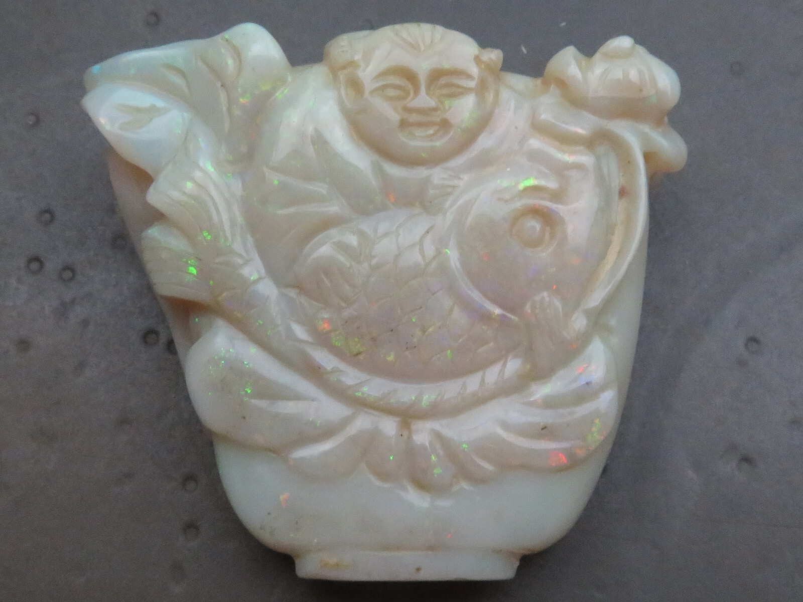 Antique Qing Dynasty Chinese carved Australian opal 105,5 Ct. SNUFF BOTTLE