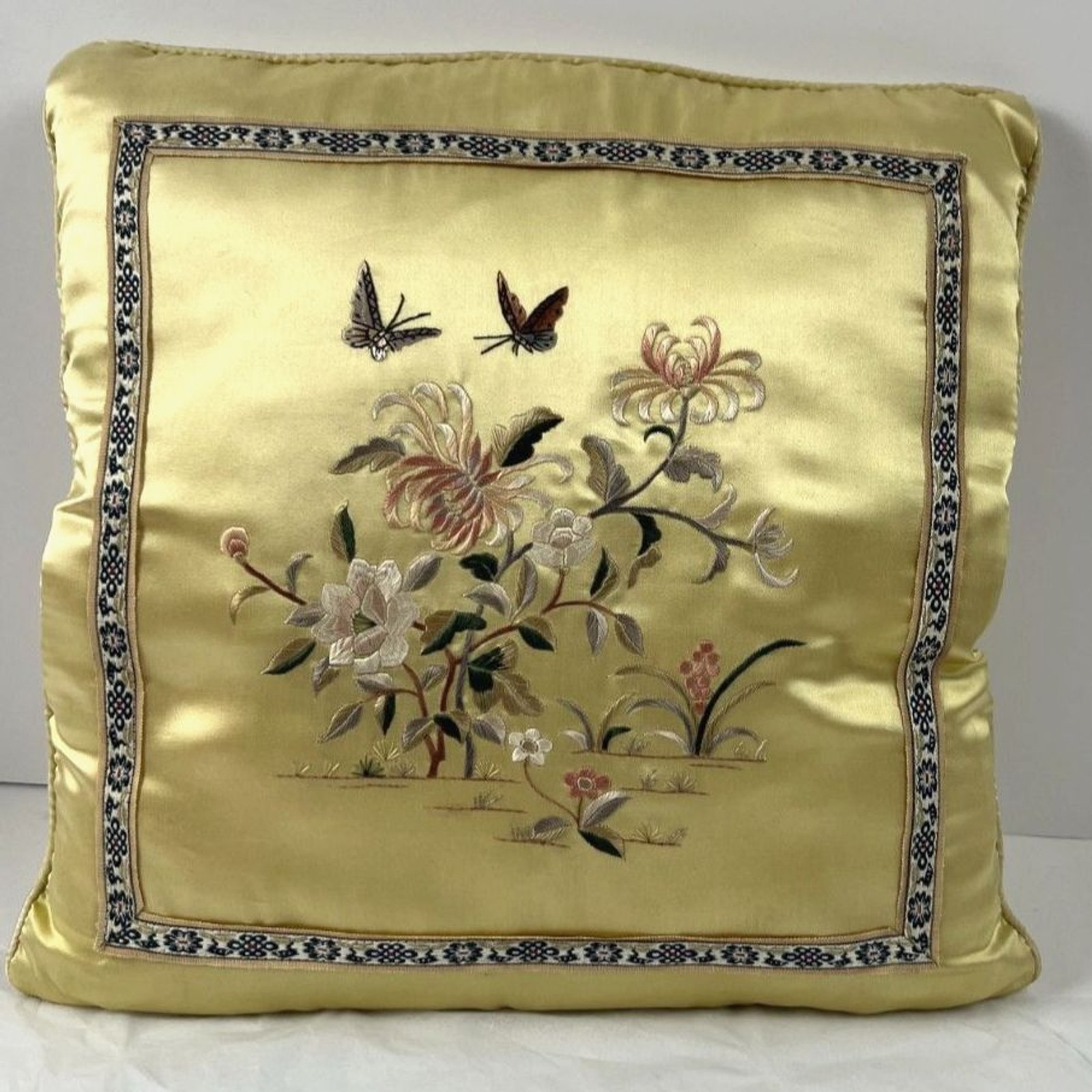 MCM Chinese 100% Silk Embroidered Throw Pillow Gold Removable Cover 15″x15″ EUC
