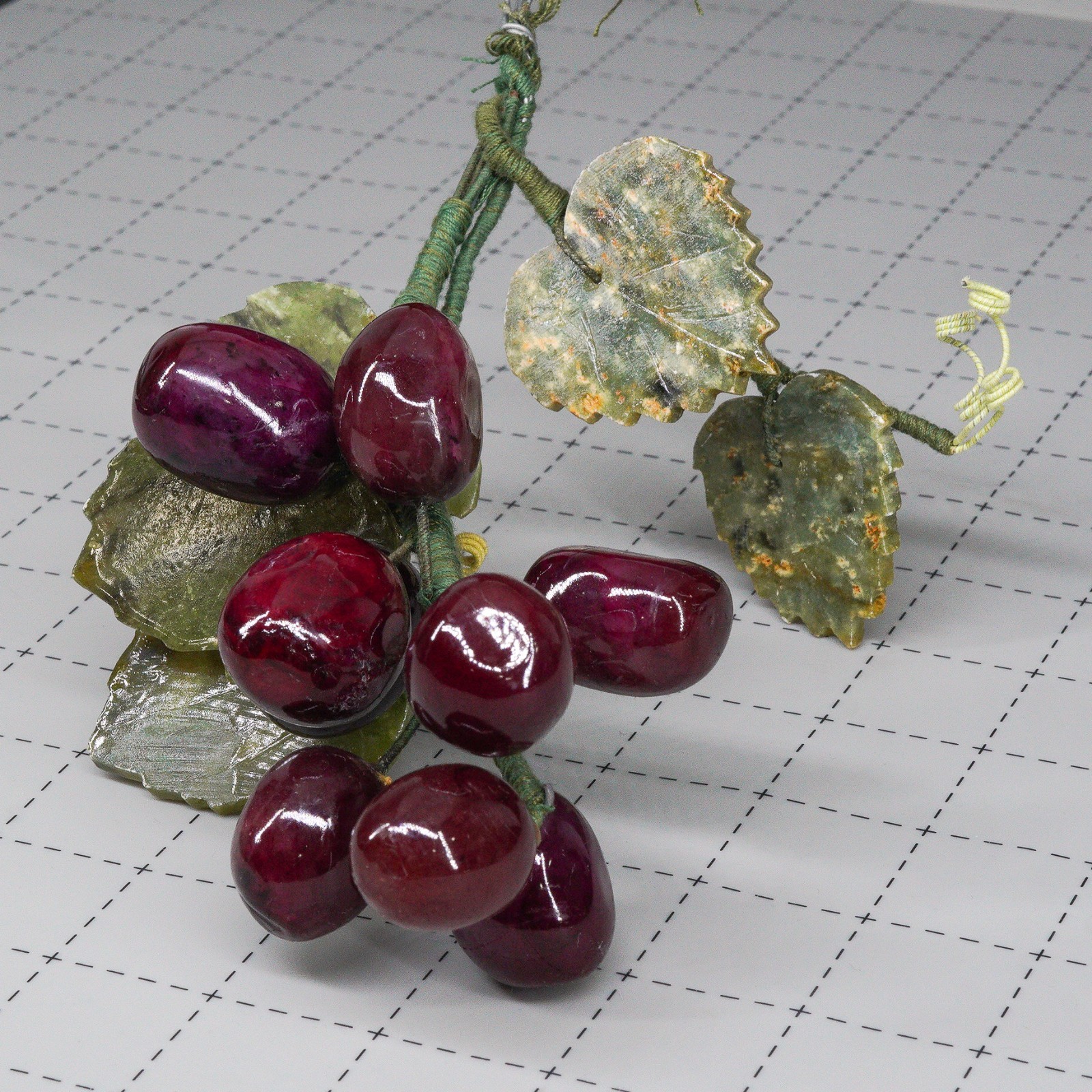 Vtg 5″ Jade Nephrite Celadon Stone Green & purple Grape Cluster w/ leaves 0.5lb