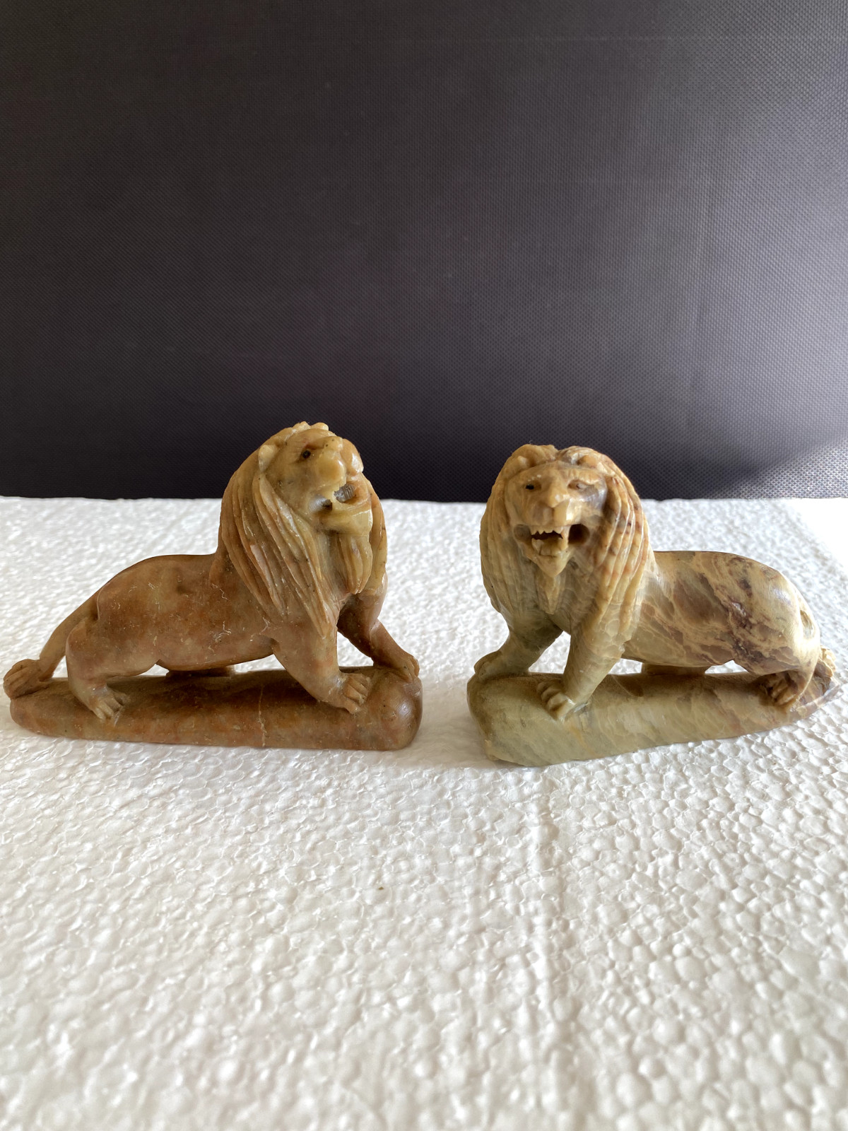 Vintage – A pair of carved Chinese stone lion statues