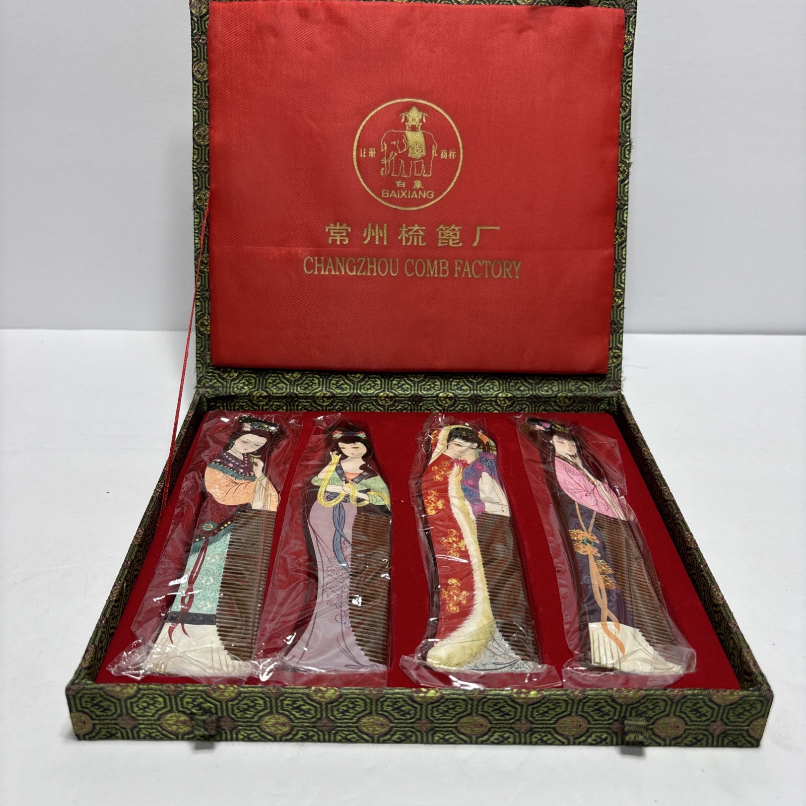 Vintage Changzhou Comb Factory 4 Hand Painted Wooden Combs In Green Fabric Box