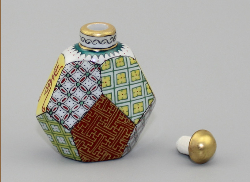 Good China Porcelain Hand Painted Depict Gold Famille Rose Geometry Snuff Bottle