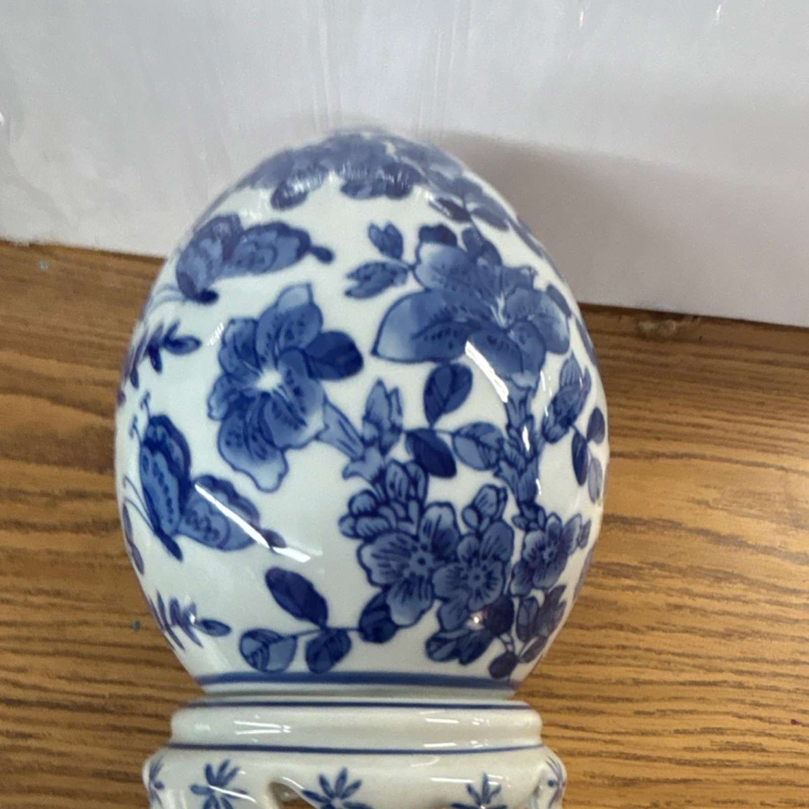 Dechang Ceramics Blue & White Porcelain Egg On Base Butterfly Floral Approx 9”H