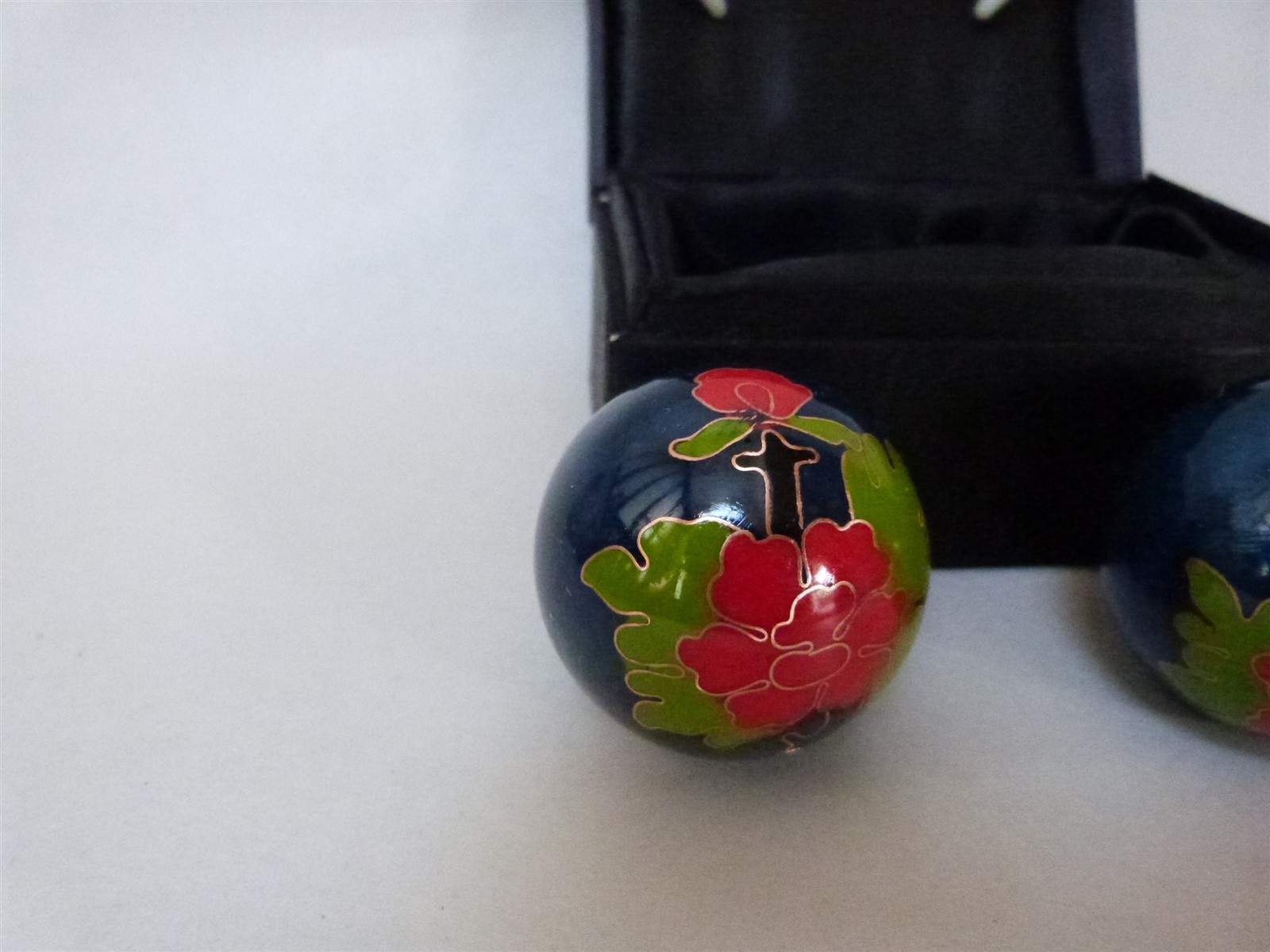 2 Boading Iron Chiming Cloisonne Balls FLOWER in Box BLUE GREEN RED Red 1.5″ EUC